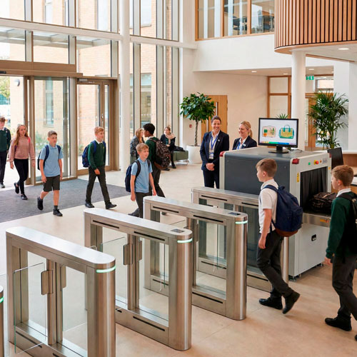 Школы и учебные заведения